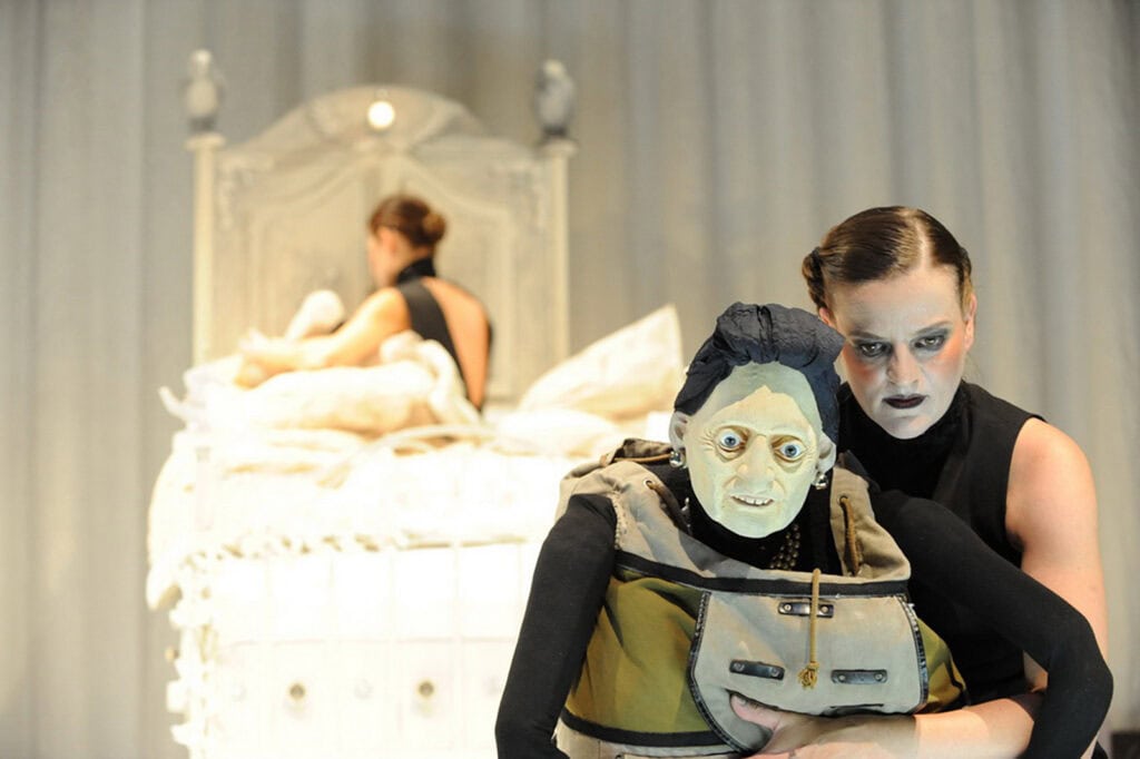 frank-alexander-engel--figurentheater-regie-puppen-kostueme-ausstattung--marleni-preussische-diven-blond-wie-stahl--thea-dorn--puppentheater-magdeburg-2010-2016--bild-2.jpg