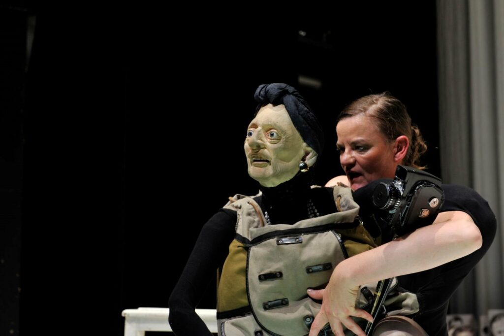 frank-alexander-engel--figurentheater-regie-puppen-kostueme-ausstattung--marleni-preussische-diven-blond-wie-stahl--thea-dorn--puppentheater-magdeburg-2010-2016--bild-4